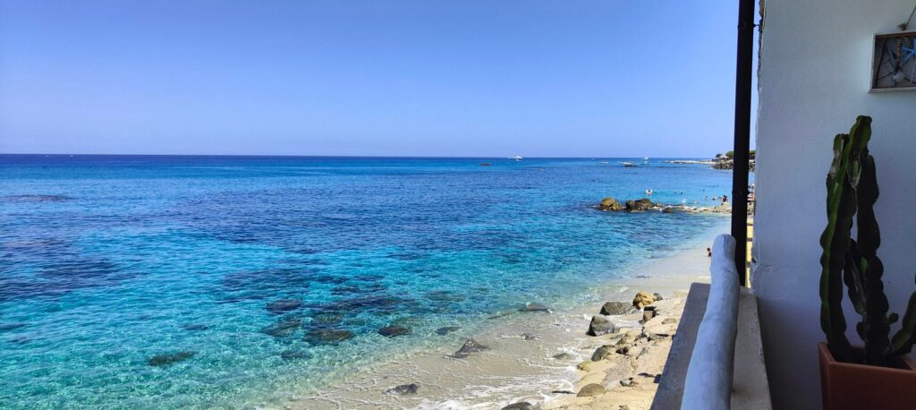 Mare cristallino di Capo Vaticano al Villaggio Agrumeto