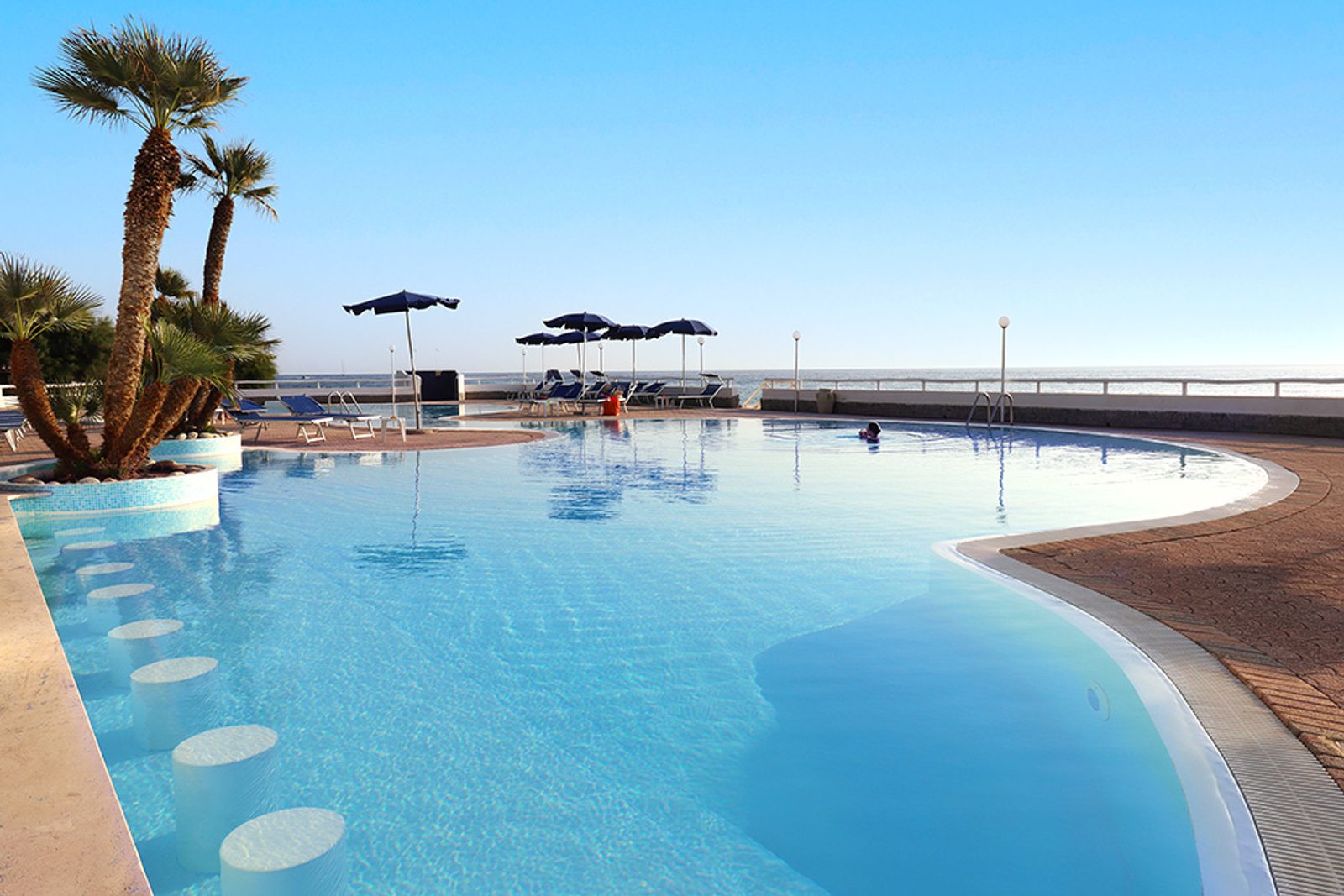 Piscina vista mare del Villaggio Agrumeto