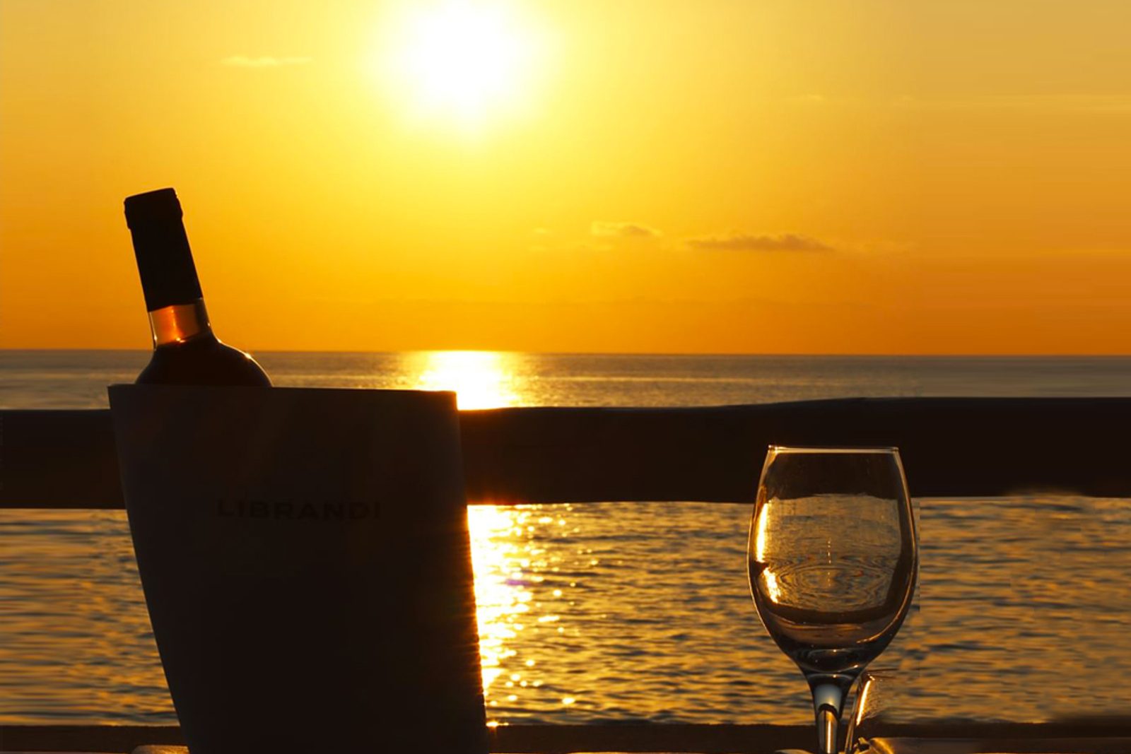 Tramonto sul mare dal ristorante del Villaggio Agrumeto
