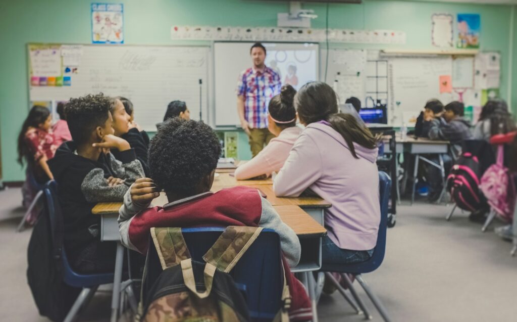 Studenti in aula durante una lezione