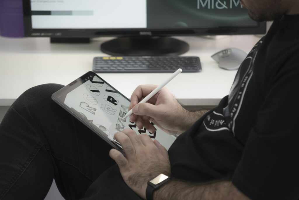 Grafico che disegna un logo su tablet