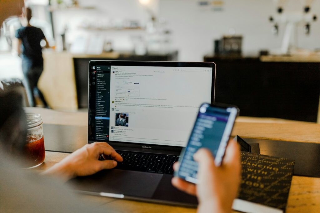 Lettura di una newsletter su laptop e smartphone
