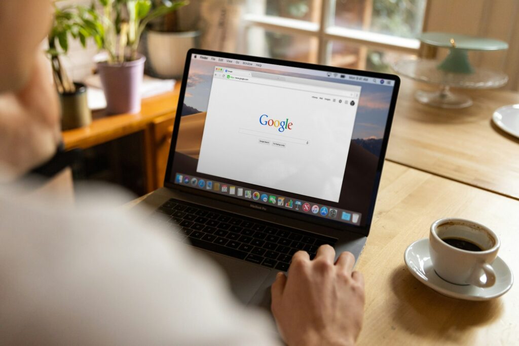 Ricerca su Google da laptop per il posizionamento SEO
