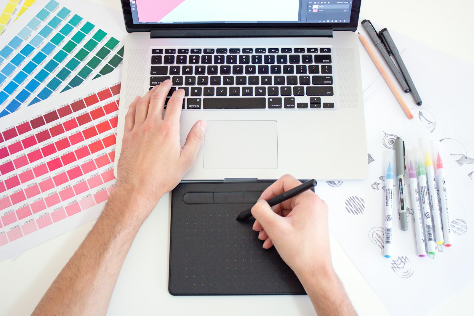 Scrivania di un grafico con tavoletta e palette colori
