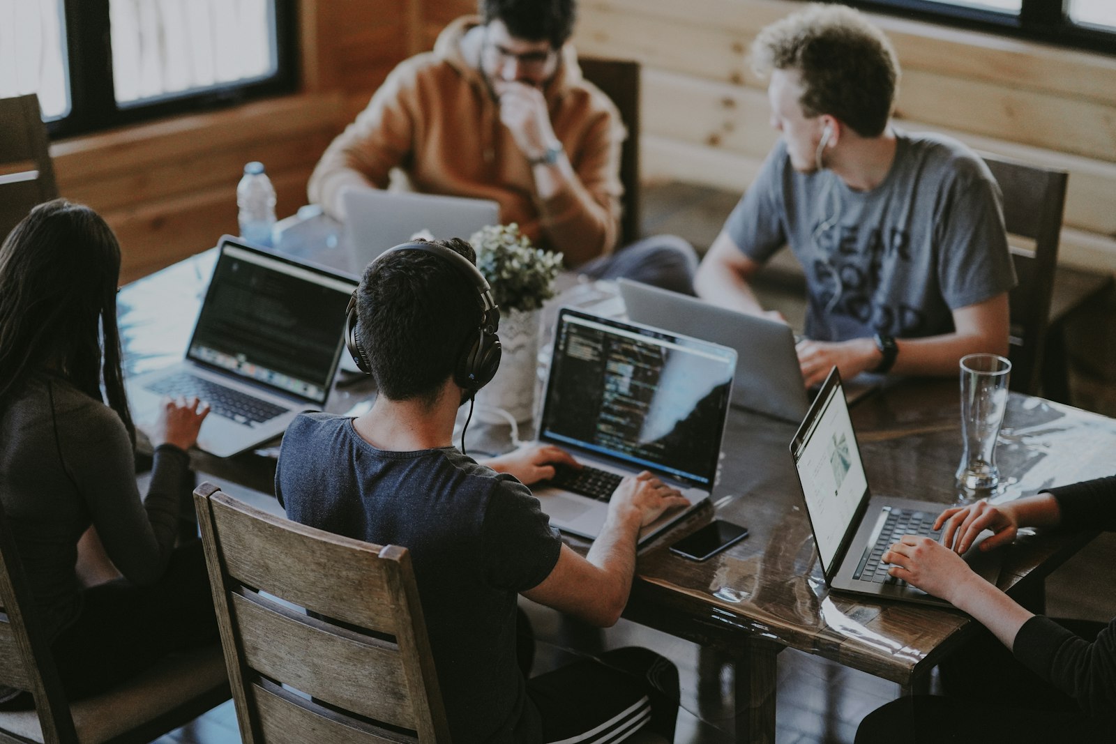 Sviluppatori web al lavoro su un progetto